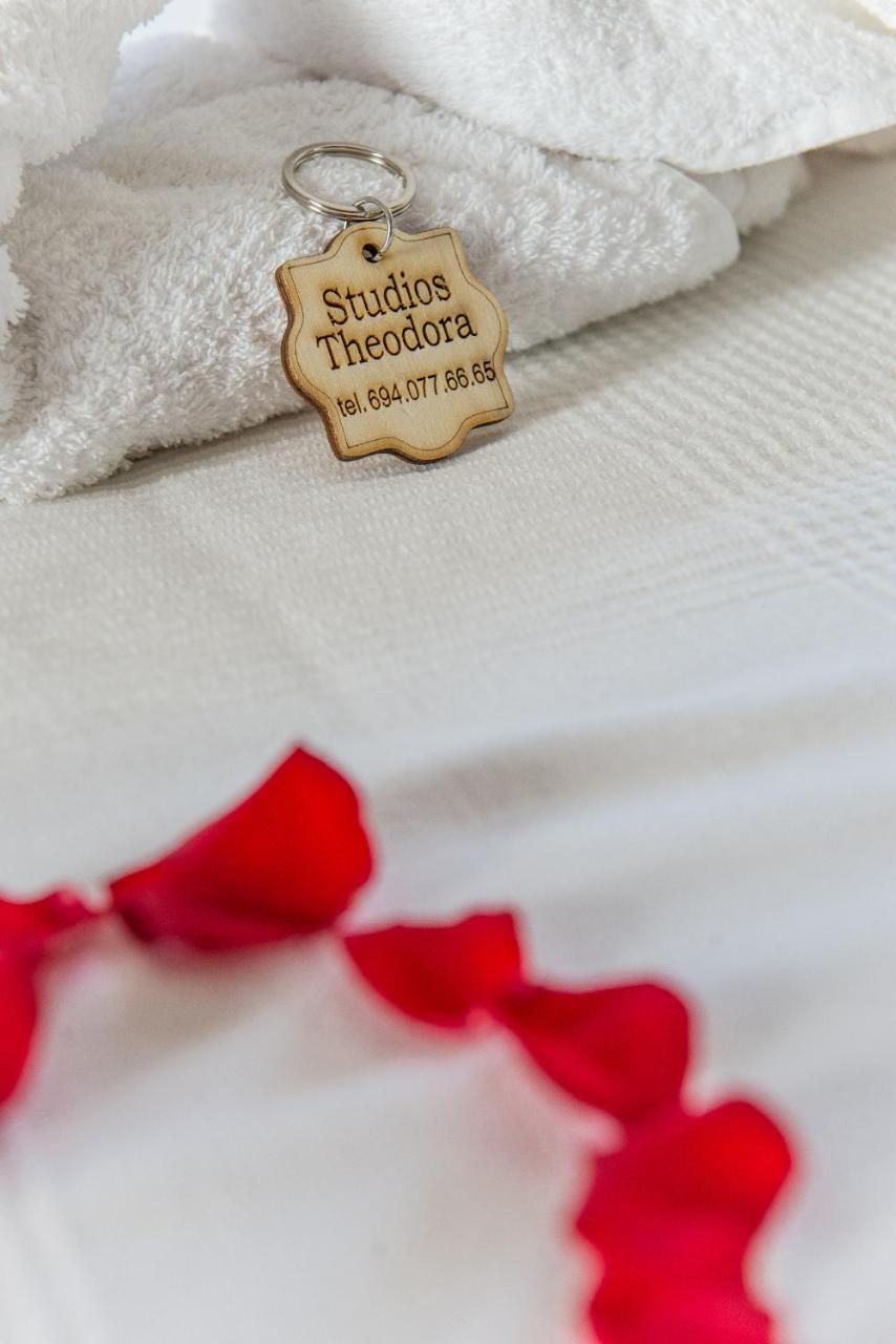 Theodora Rooms Poros Town エクステリア 写真